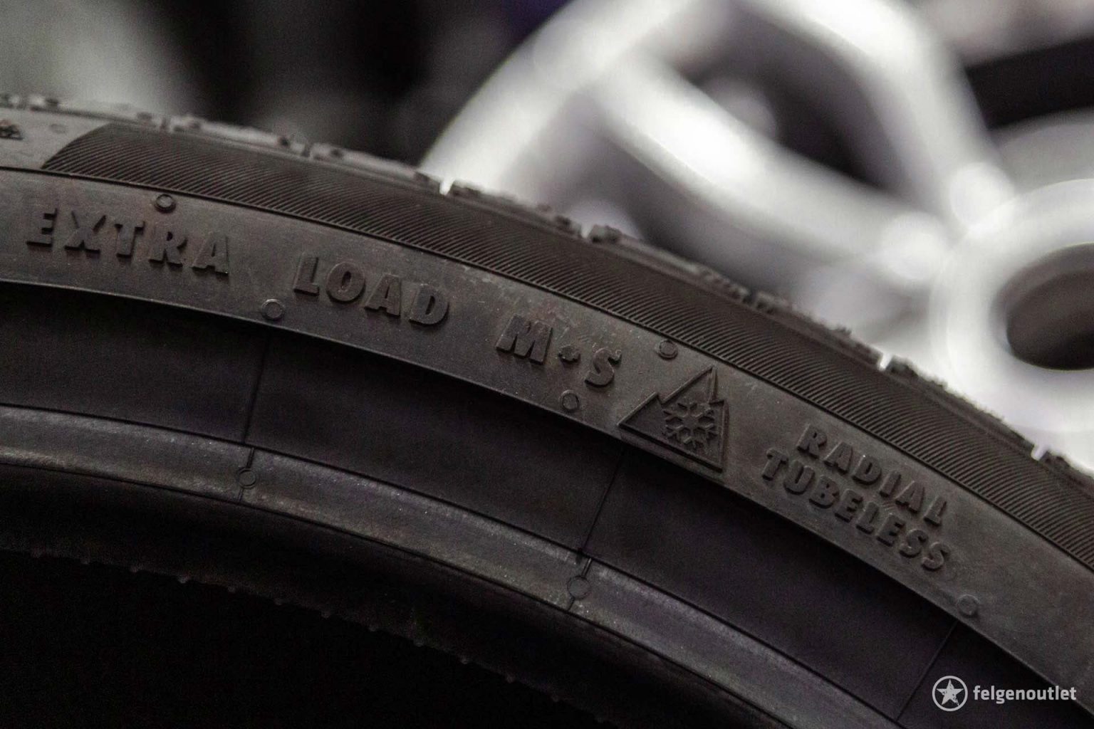 Detailansicht der Reifenmerkmale: Extra Load, M+S, Alpine-Symbol, Radial Tubeless
