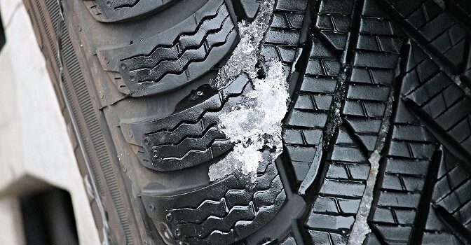 Neuwertiger Winterreifen - erkennbar an tiefen Profilblöcken und Lamellen